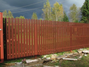 Забор из евроштакетника с забивными столбами 125 метров фото в Навашино