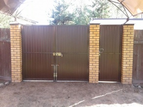 профнастил с распашными воротами - пример 11 фото в Навашино