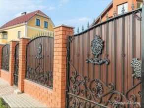 Кирпичный забор с ковкой  150 метров фото в Навашино