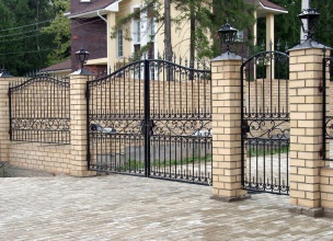 Кирпичный забор на ленточном фундаменте 80 метров фото в Навашино