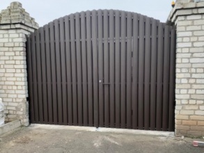 Ворота распашные из евроштакетника - пример 2 фото в Навашино