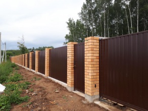 Кирпичный забор на ленточном фундаменте 12 метров фото в Навашино