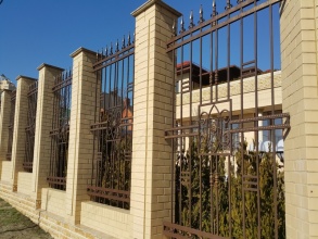 Кирпичный забор с ковкой  10 метров фото в Навашино