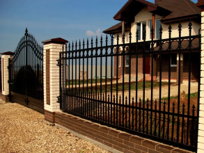 Сварные заборы с кирпичными столбами 12 метров фото в Навашино