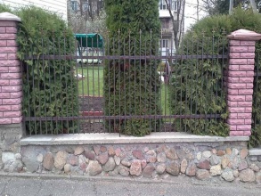 Сварные заборы с кирпичными столбами 80 метров фото в Навашино