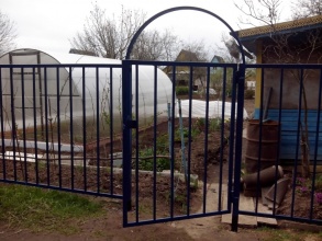 Сварные заборы с забивными столбами  10 метров фото недорого