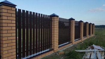 Забор из евроштакетника с кирпичными столбами 60 метров фото с установкой